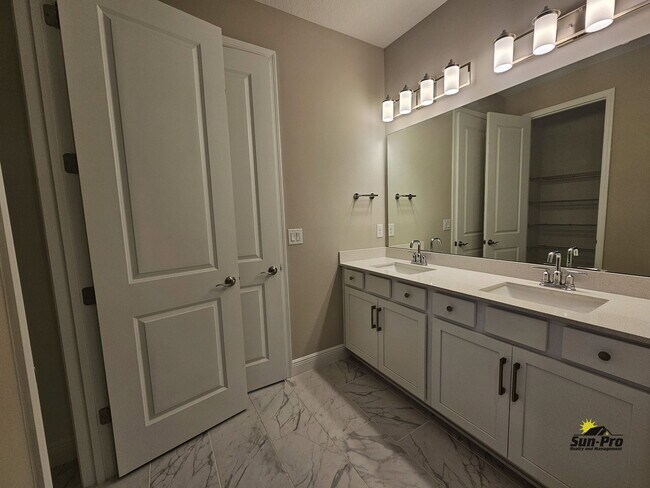 Building Photo - 379 Birkdale Dr