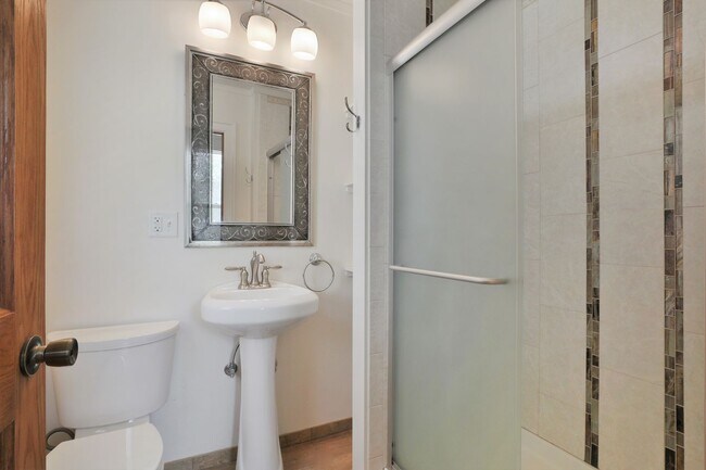 Building Photo - 4 Bedroom , 2 Bath Newly Renovated house -...