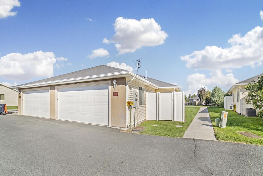 Building Photo - 209 Long Island Ave