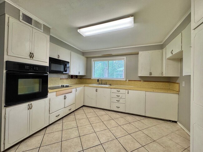 Building Photo - For Rent – Spacious Home Next to Spring Lake Park!