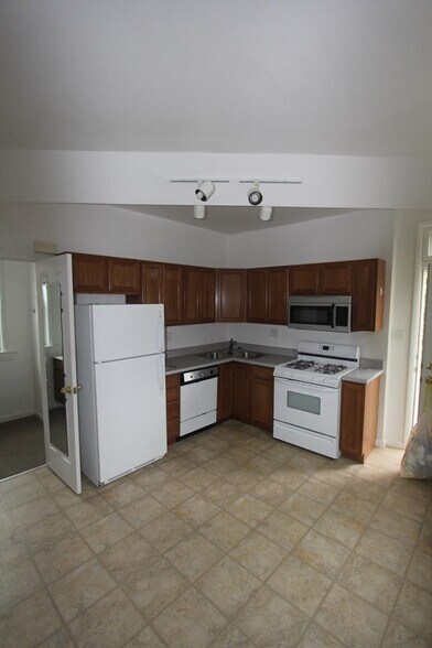 Kitchen - 6322 Victoria Ave