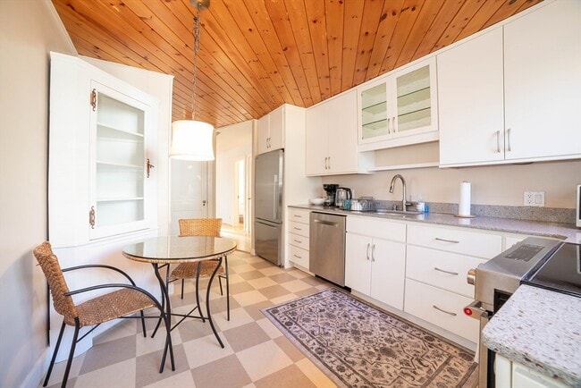 Building Photo - 47 Florence St