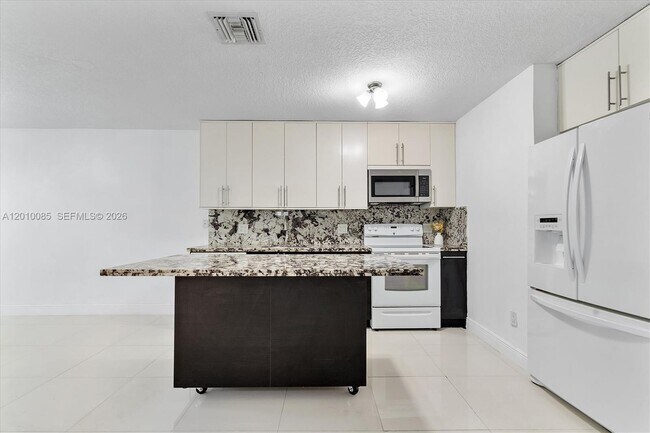 Building Photo - 11465 NW 88th Ct