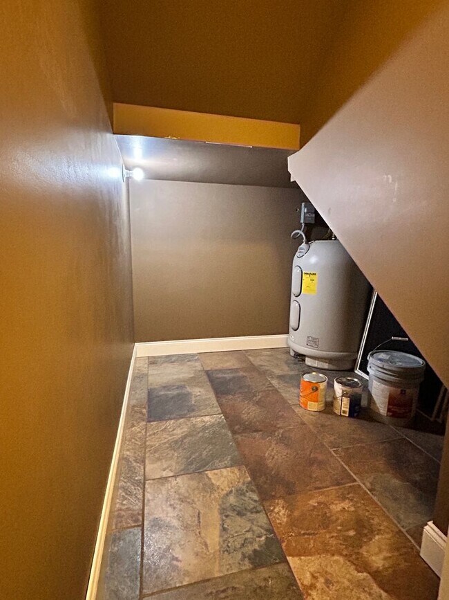 Building Photo - 310 Oak Vista Dr