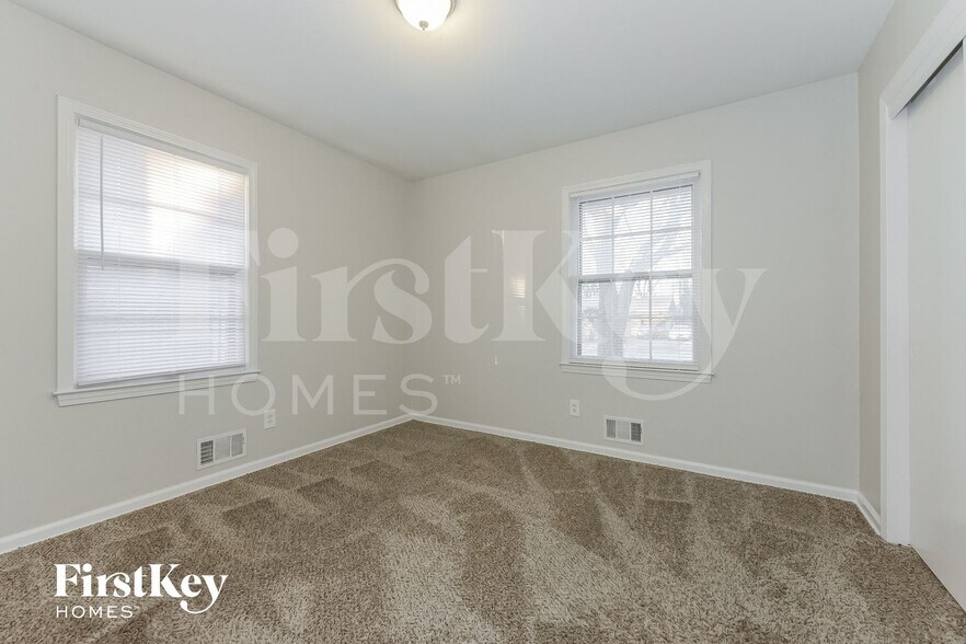 Building Photo - 8607 Elm Ave