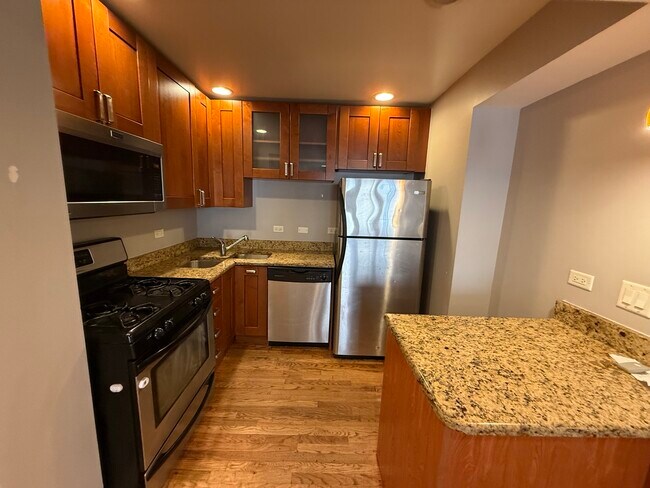 Building Photo - 6954 N Greenview Ave