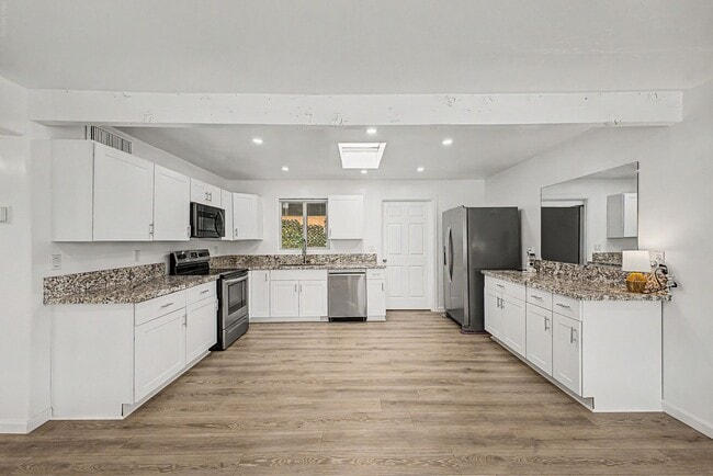 Building Photo - Remodeled 2 Bedroom 1 Bath in Tucson