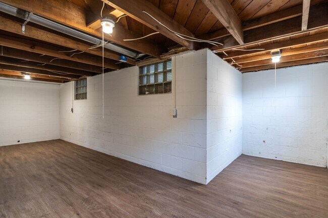 Building Photo - 3 Bedroom Home Available Now!