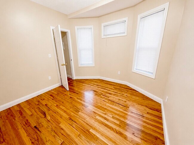 Building Photo - 19 Dunlap St
