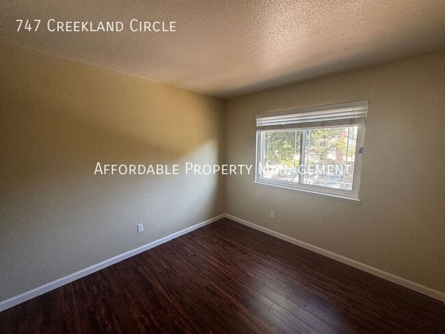 Building Photo - 747 Creekland Cir