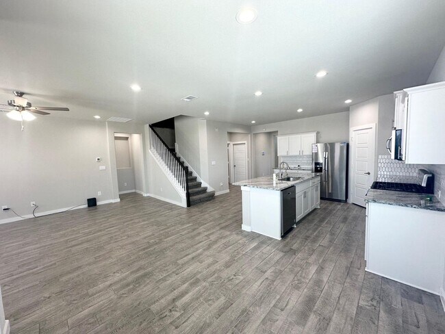 Building Photo - 5 Bedroom 4 Bathroom Ready to Rent ASAP!