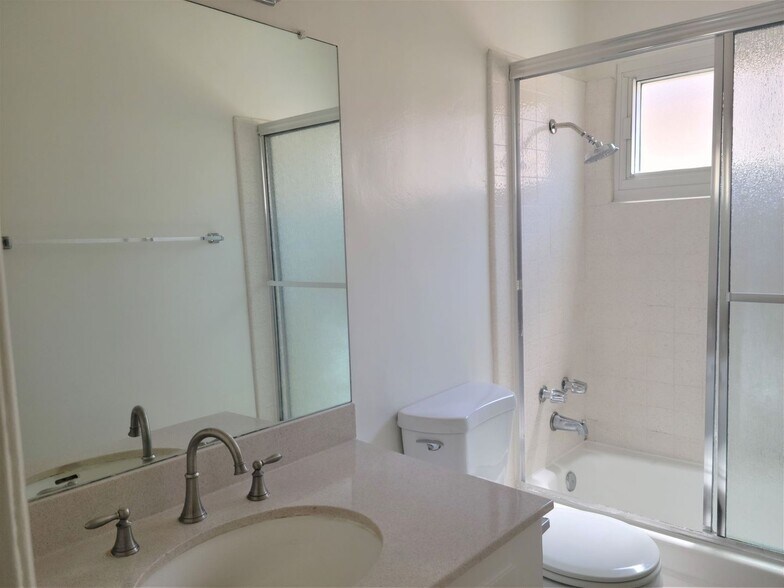Building Photo - 623 S Grevillea Ave