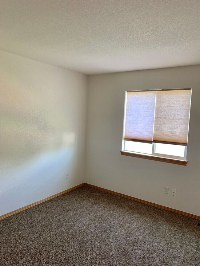 Building Photo - Gorgeous 5 Bedroom 3.5 Bath House with 3 c...