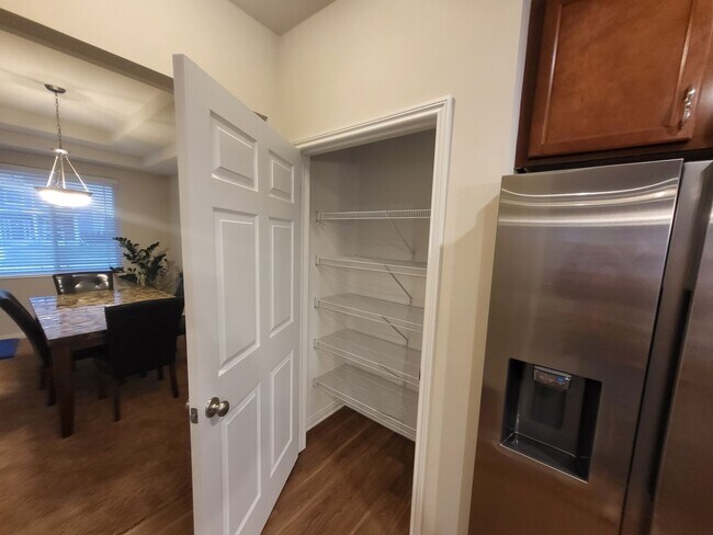 Building Photo - Spacious 4-Bedroom, 2.5-Bath Home Near Dow...