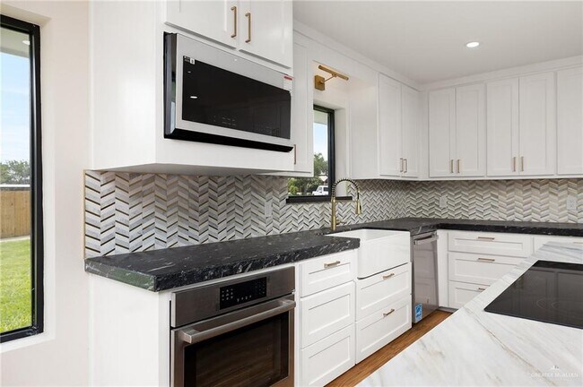 Building Photo - 12304 Lakeview Dr