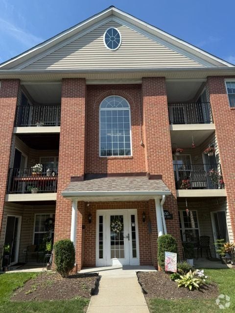Building Photo - 3830 Normandy Dr