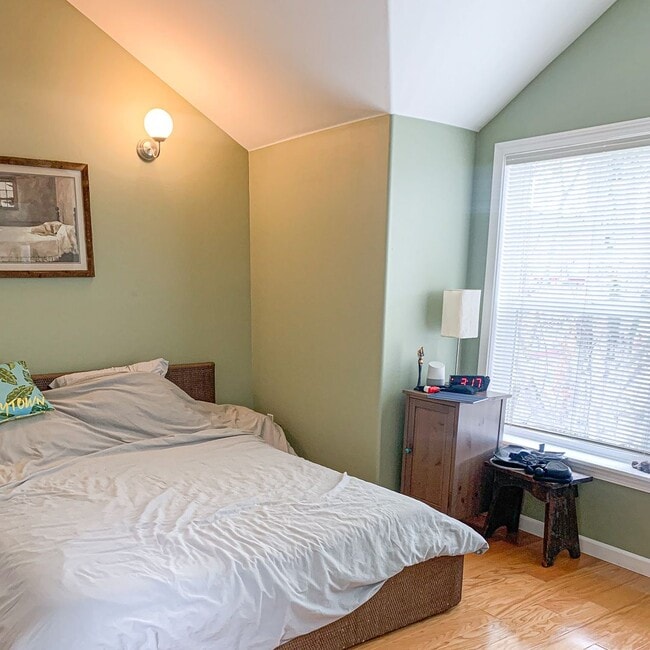 Building Photo - Fremont townhouse in prime location!!!