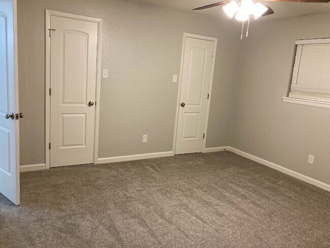 Building Photo - Spacious Executive 4 Bedroom Home