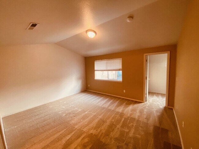 Building Photo - Charming Van Mall Condo