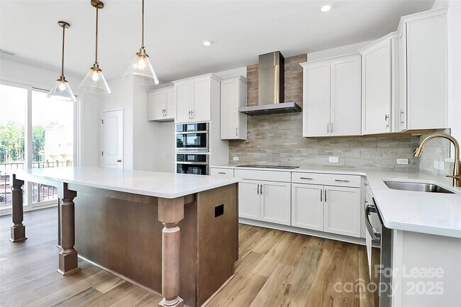 Building Photo - 7118 Westrow Ave