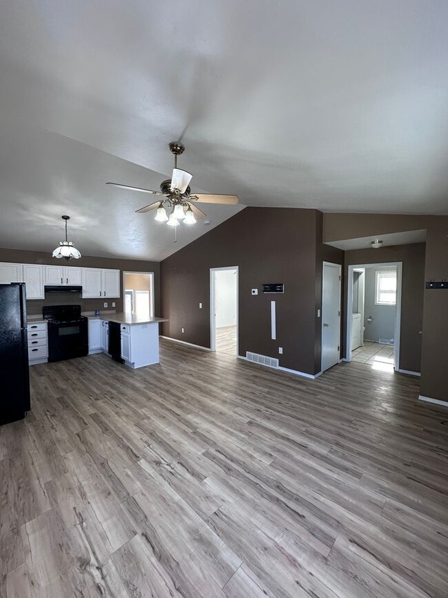 Building Photo - UPDATED 3 BR/1 BATH CENTRALLY LOCATED IN GREEN BAY