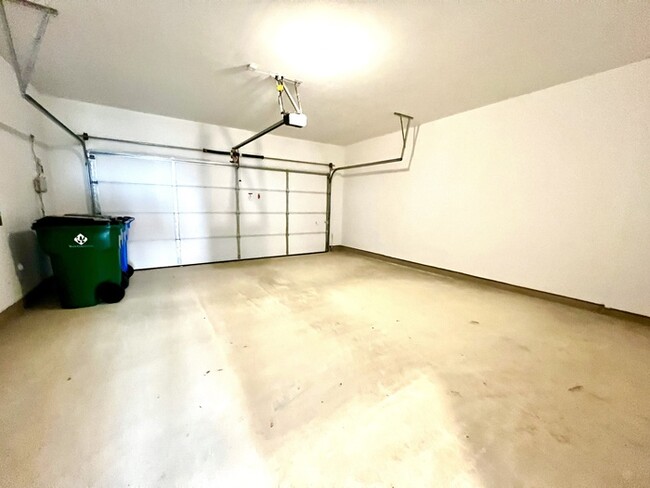Building Photo - Beautiful 3 beds 2.5 baths in Lago Vista