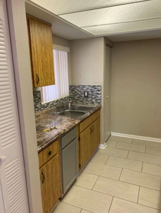 Building Photo - Upgraded 1 Bedroom Top Floor Unit in Winte...