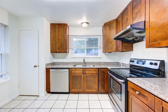 Building Photo - 2215 Squire Dobbins Dr