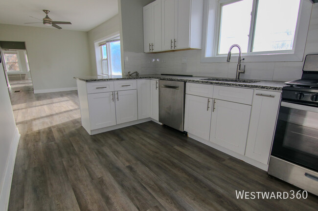 Building Photo - beautifully renovated 3-bedroom, 2-bathroo...