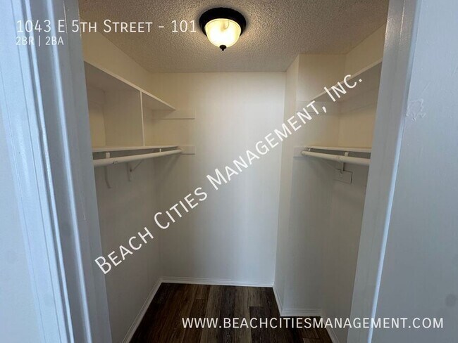 Building Photo - 1043 E 5th St