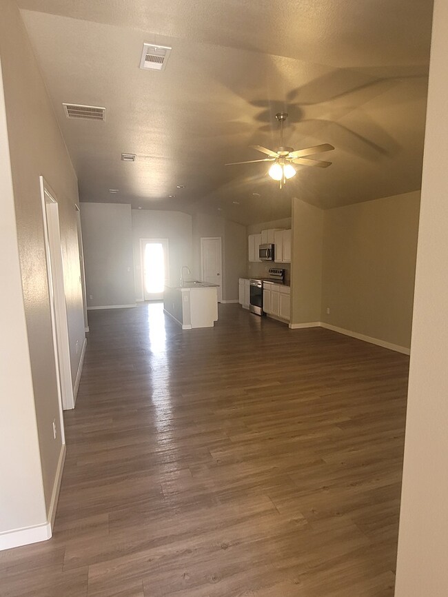 Building Photo - 3 bed 2 bath in Lone Star Trails!