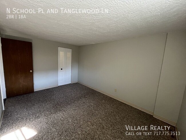 Building Photo - No Steps! Roomy 2-Bed with A/C & Off-Stree...