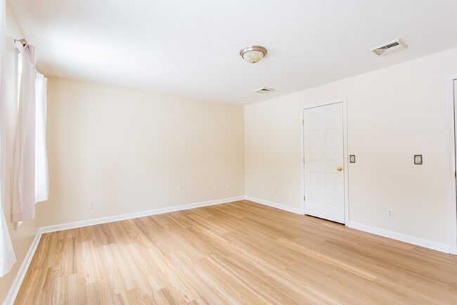 Building Photo - 270 New Braintree Rd