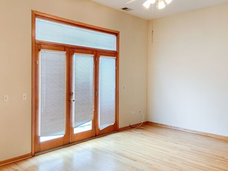 Building Photo - 2529 N Southport Ave