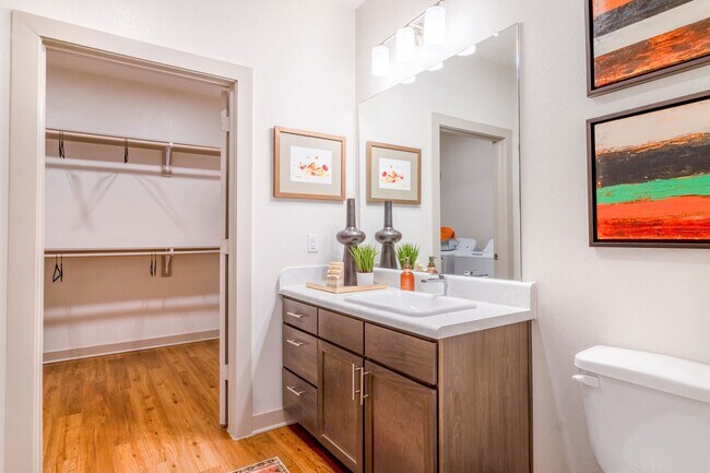 Building Photo - Prime Houston Location | Modern Interiors!
