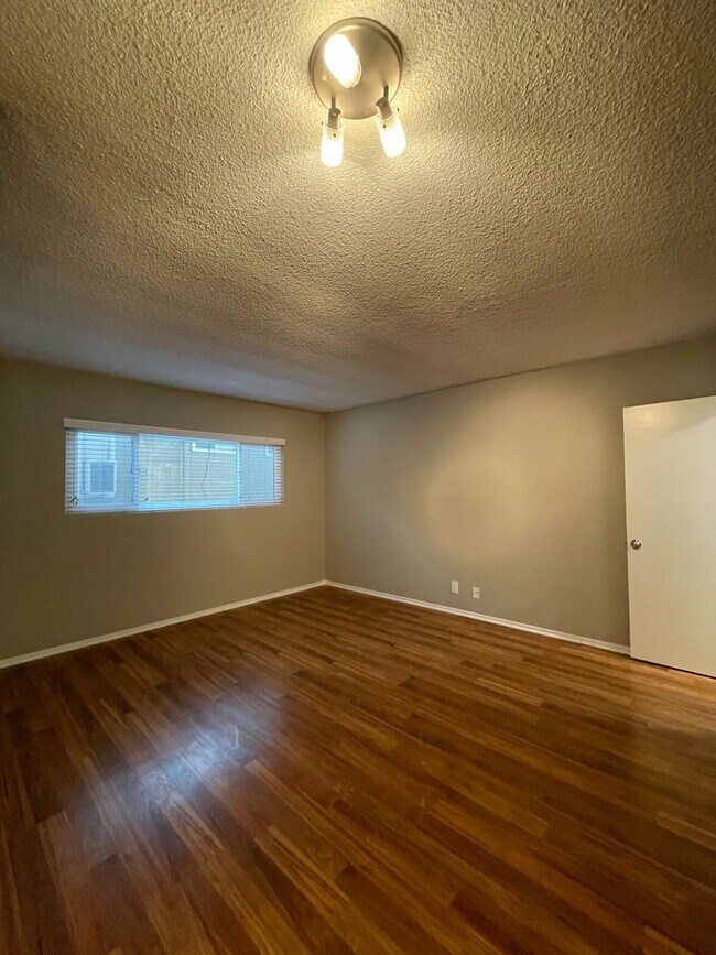 Building Photo - 2 Bedroom, 2 Bath Condo Blocks to the Beach, Pet Friendly, Sunset Views, Parking!