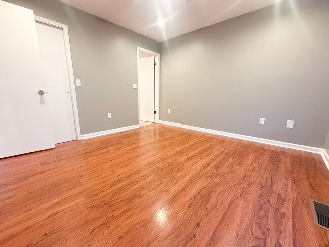 Building Photo - Pet-Friendly 3-Bedroom Home with Fenced Yard, Sun Room & Utilities Included