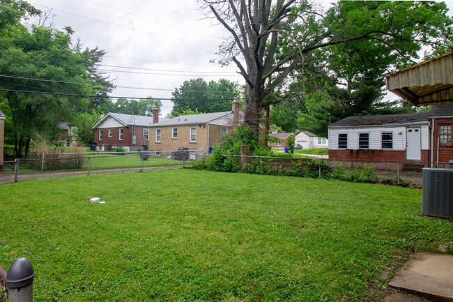 Building Photo - Ranch in U City Close to Universities