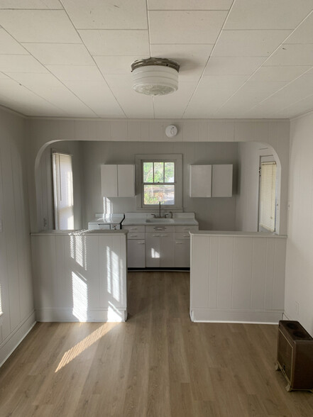 Building Photo - 218 Elm St