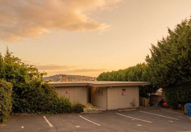 Building Photo - Magnolia Seattle 1-Bedroom Apartment for Rent | Off-Street Parking, Pet Friendly & On-Site Laundr...