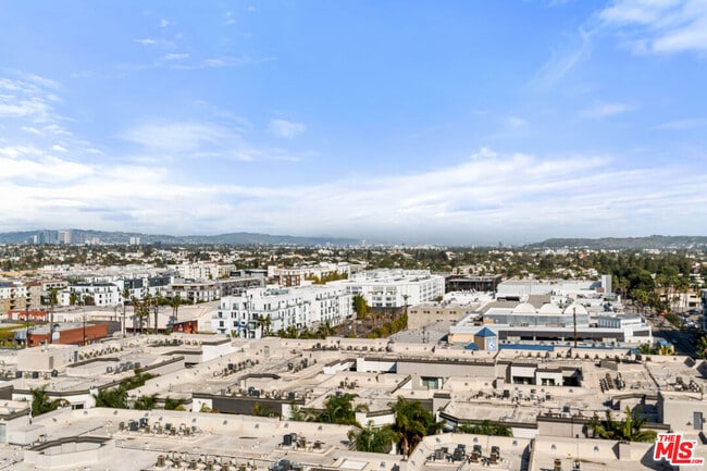 Building Photo - 13700 Marina Pointe Dr