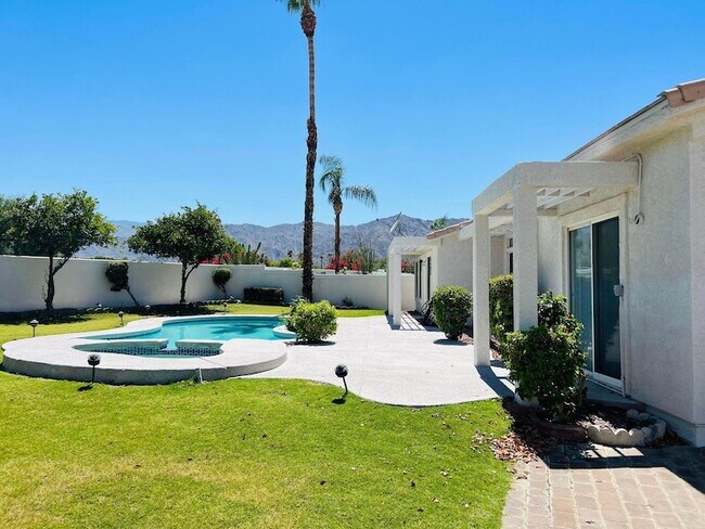 Building Photo - 47970 Vía Jardin