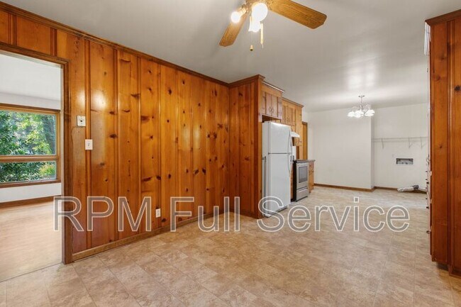 Building Photo - 570 Carol Dr