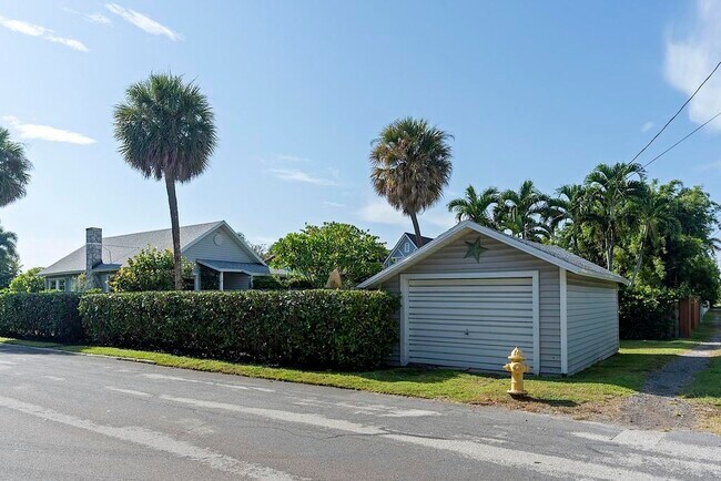 Building Photo - 629 N Lakeside Dr