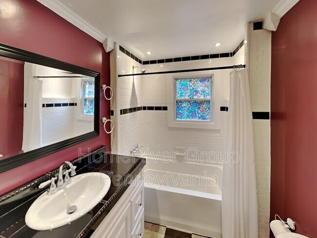 Building Photo - 1139 Ravine St