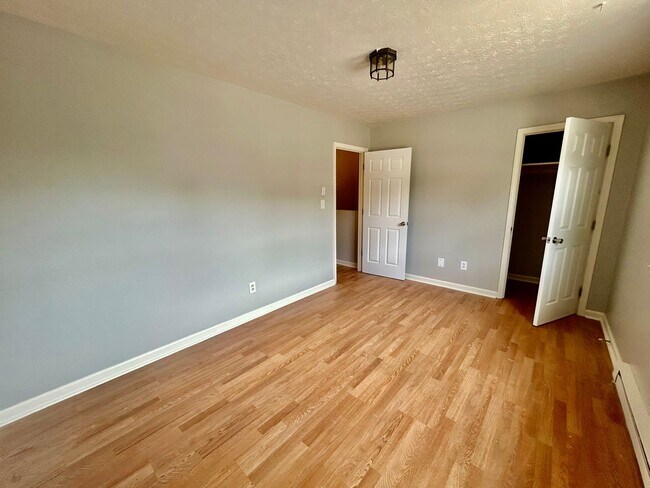 Building Photo - HALF OFF FIRST MONTH - 2 Bedroom in Versailles!
