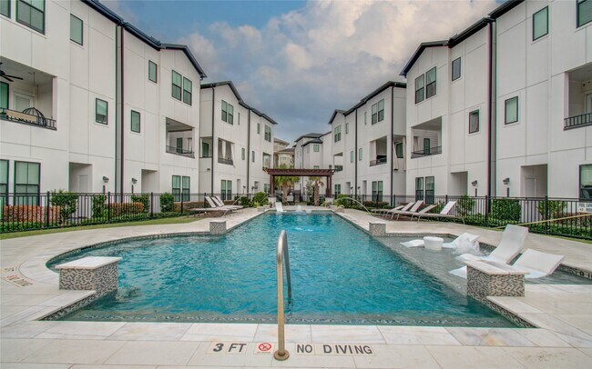 Building Photo - 2810 Grand Fountains Dr