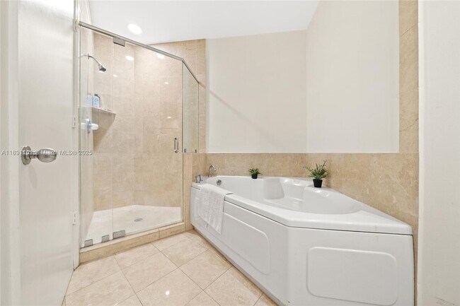 Building Photo - 848 Brickell Key Dr