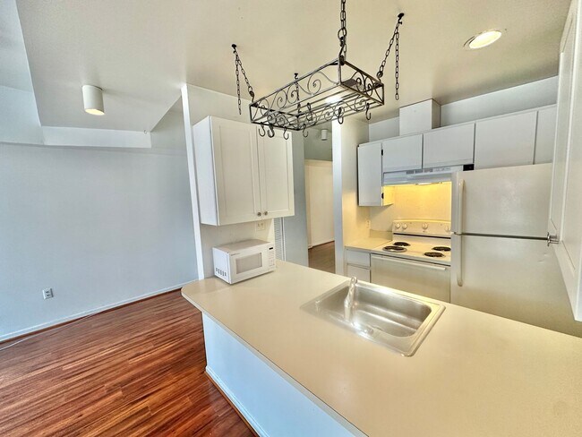 Building Photo - 2052 -Loukas