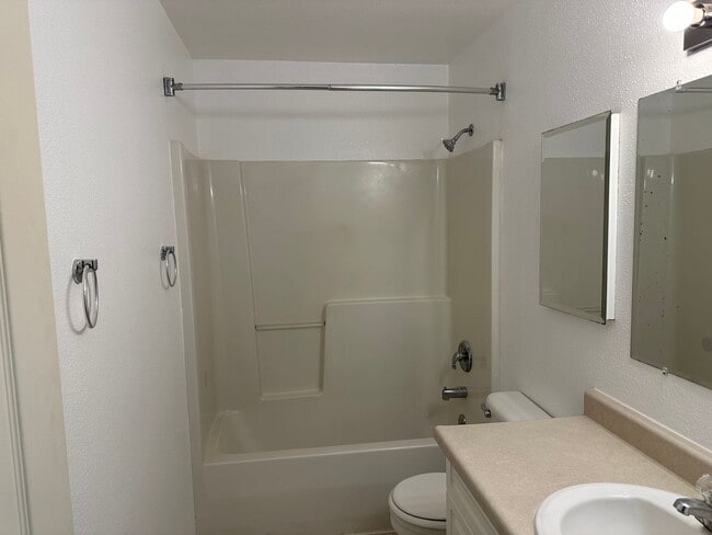 Building Photo - Updated 2 bedroom, 1 bath house in Springfield!